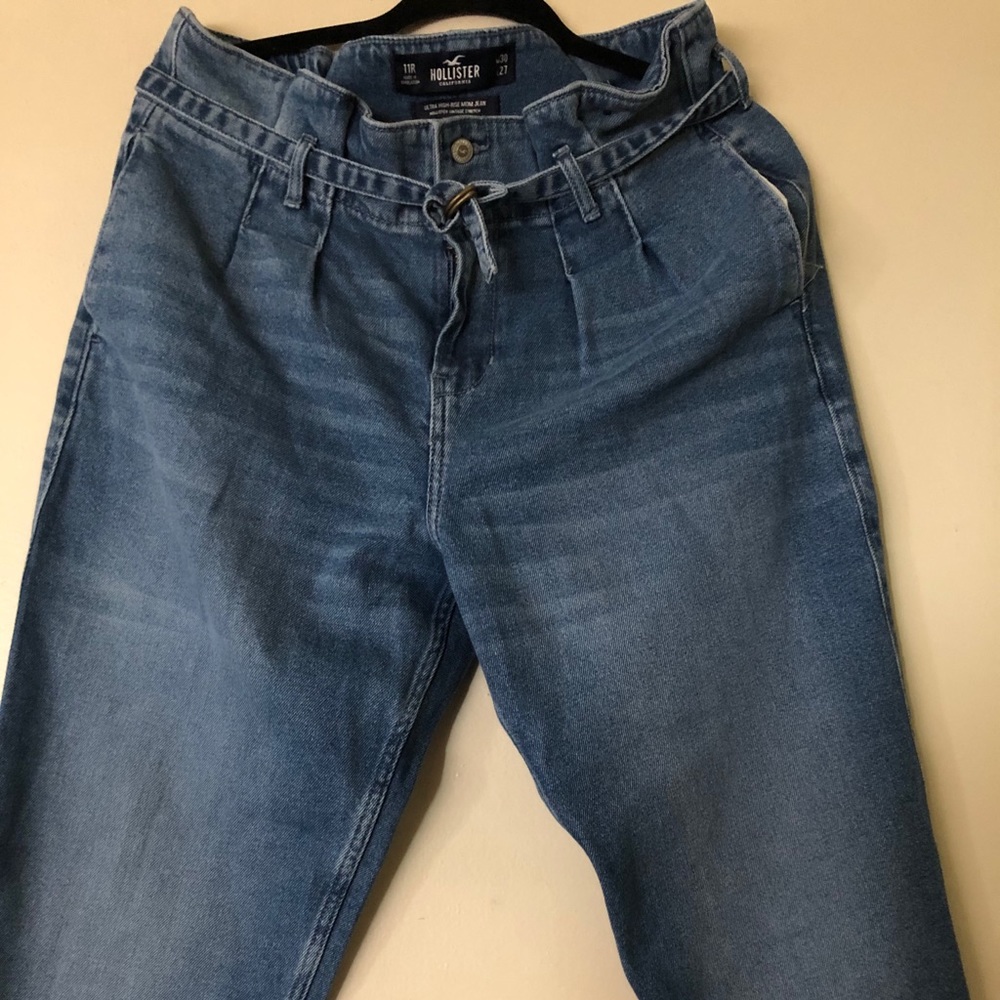 HOLLISTER ULTRA HIGH RISE MOM JEANS| blue